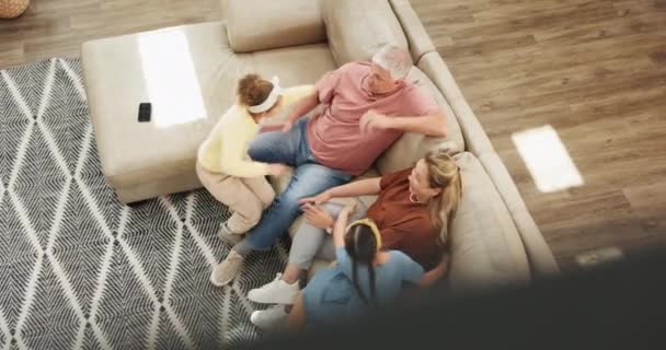 Avós Filhos Abraço Sofá Com Felicidade Para Ligação Relaxar Vista — Vídeo de Stock