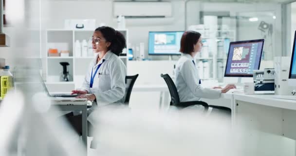 科学家妇女 团队和瓶子在实验室与化学液体储存 管理或帮助手 计算机和用于研究 创新或乐于从事制药研究的塑料容器 — 图库视频影像