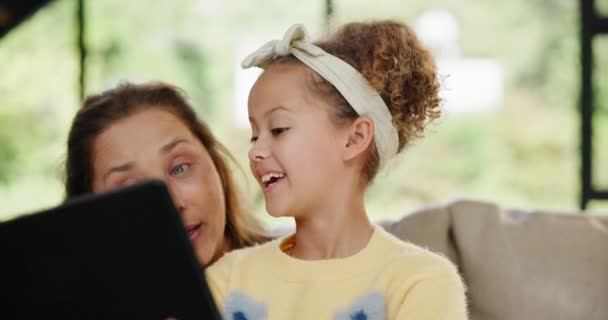 Menina Avó Tablet Como Jogos Aplicativo Tecnologia Como Line Aprendizagem — Vídeo de Stock