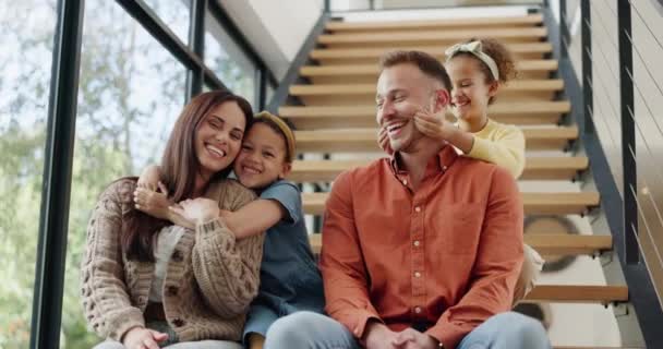 女人和孩子的脸上都带着对收养 儿童成长和家庭假期的微笑 父母和孩子在楼梯上欢欢喜喜地在一起 — 图库视频影像