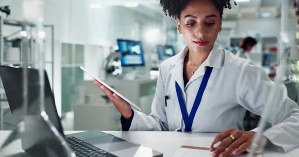 Ciência Laboratório Mulher Tablet Para Análise Médica Pesquisa Line Relatório — Vídeo de Stock
