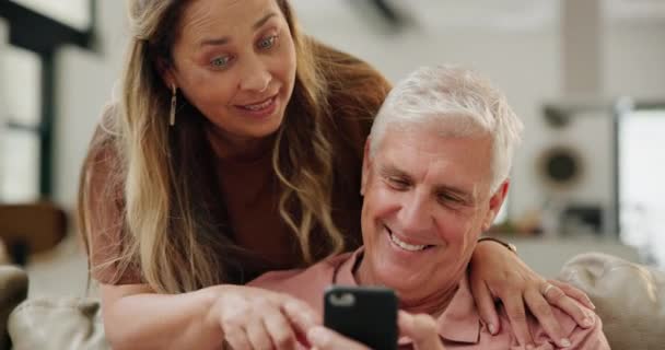 Home Old Couple Smartphone Typing Help Conversation Social Media Connection — Stock Video