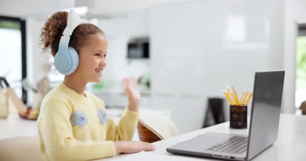 Happy Girl Rozmowy Rozmowy Wideo Słuchawkami Laptopie Elearning Wirtualnej Klasy — Wideo stockowe