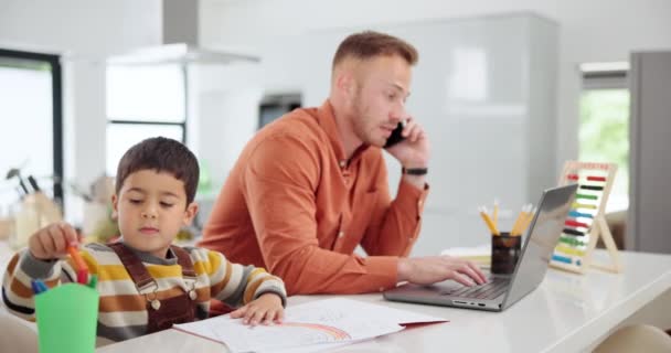 Appel Téléphonique Devoirs Père Travaillant Avec Enfant Dans Cuisine Maison — Video