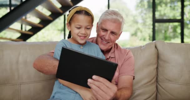 ガール タブレットは 楽しく 学習したり テクノロジーをモバイル ゲーム または自宅のソファーでアプリとして使用します おじいちゃん お子さん タッチスクリーンで遊ぶ — ストック動画