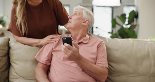 Zuhause Altes Paar Und Handy Mit Tippen Verbindung Und Mobiler — Stockvideo