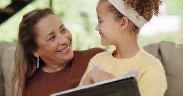 Dziewczyna Babcia Lub Tablet Ebooku Czytanie Lub Granie Jako Aplikacja — Wideo stockowe