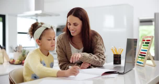 快乐的母亲 带着作业 数学或在家数数的书写作 自豪的妈妈帮助年幼的孩子 女孩或青少年在家里的笔记本上添加 减法或数学 图库视频