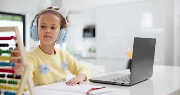 小女孩 笔记本电脑和依靠算盘与耳机的数学 家庭作业或学习 女青年 儿童或儿童通过计算机在笔记本上书写 以便在家里加减法 — 图库视频影像