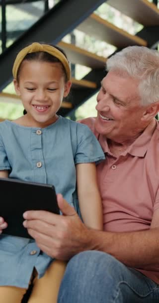 平板电脑 搜索和祖父与女童在一个房子与谷歌它 注册或电影流媒体应用程序 爱情和老人 带着孩子在房间里为Netflix和Chill App或Cartoon做游戏 — 图库视频影像