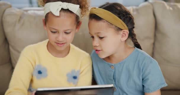 Tablet Børn Søskende Sofaen Til Tegneserie Søgning Eller Fjernundervisning App – Stock-video