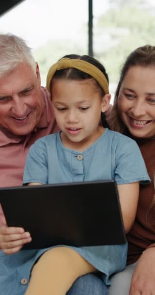 在平板电脑上的服装 女孩或家人就像互联网 媒体或沙发上的游戏一样有趣 数字或高科技 奶奶或小孩在触摸屏上能上网 学习或搜索 就像在家里粘合在一起一样 — 图库视频影像