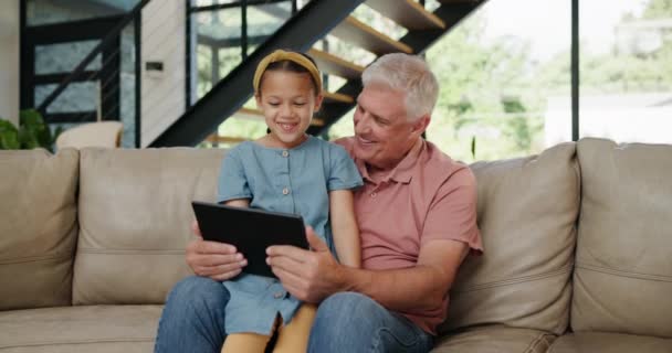 爷爷或平板电脑作为游戏 应用或技术作为在线 在家里的沙发上学习或玩乐 快乐的老年人或小孩在触摸屏前玩耍 浏览或嬉笑 以满足他们的渴望 亲吻或在一起 — 图库视频影像