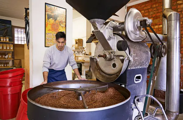 Café Verificação Homem Com Máquina Para Assar Com Pequenas Empresas — Fotografia de Stock