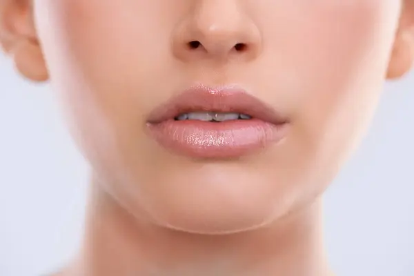 Close Rosto Lábios Com Mulher Para Beleza Maquiagem Com Brilho — Fotografia de Stock