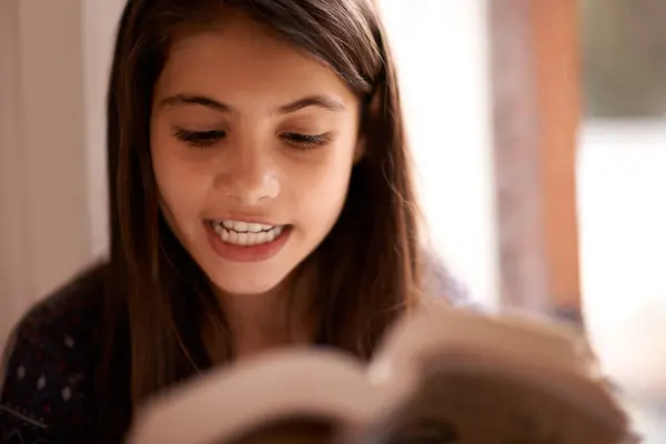 Kinderen Onderwijs Meisje Met Een Boek Huis Voor Het Lezen — Stockfoto
