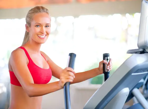 Vrouw Fitnessruimte Fitness Met Apparaat Voor Wellness Cardiotraining Voor Ellipsentraining — Stockfoto