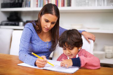 Anne, ödev, eğitim, eğitim, öğrenim ve gelişim için kitap ve çocuk için yardım et. Hintli insanlar, kadın ve çocuk not ve kalemle evde öğretmenlik, yazma ve çocukluk için..