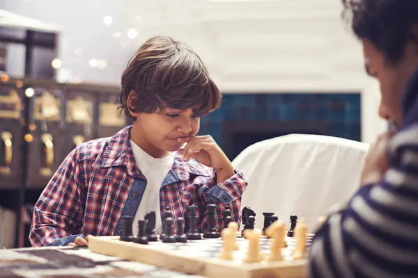 Dítě Otec Šachová Partie Myšlenkovou Strategií Nebo Šachmat Pohybovat Rytířem — Stock fotografie