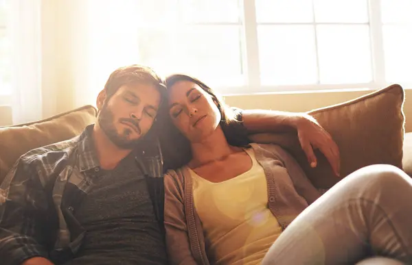 夫妇在沙发上休息与阳光 舒适和梦想在家里 男人和女人一起睡在沙发上拥抱 睡在客厅里 — 图库照片