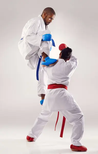 Mennesker Karate Angrep Med Trening Studio Hvit Bakgrunn Kjempe Eller – stockfoto