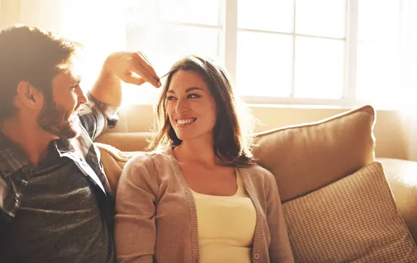 Liebe Glücklich Und Paar Reden Auf Dem Sofa Für Bindung — Stockfoto
