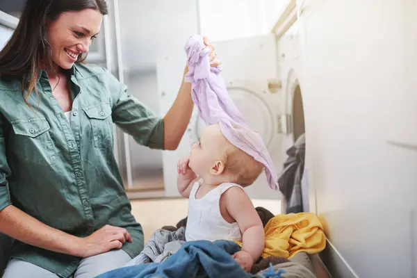 Wasserij Wassen Moeder Met Baby Kleding Voor Multitasking Huishouden Huishoudelijk — Stockfoto