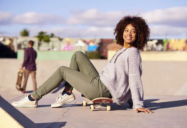 Czarna Kobieta Uśmiech Deskorolka Skateparku Dla Hobby Świeżym Powietrzu Praktyki — Zdjęcie stockowe