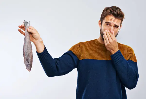 Muž Nechuť Ryby Pachem Zápach Zvířete Nebo Mořského Tvora Šedém — Stock fotografie
