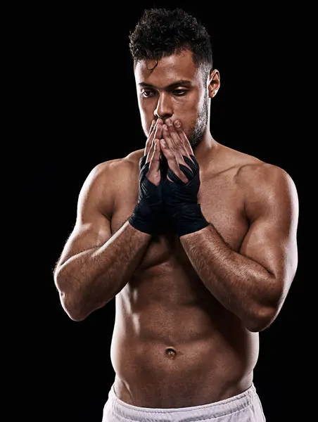 拳击手和思考工作室体育 健身和战士训练的黑人背景 战斗或竞赛所需的人 运动员和强壮肌肉 — 图库照片