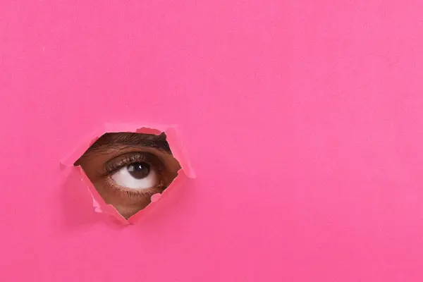 Łza Otwór Oko Osoby Różowym Tle Dla Wzroku Wzroku Poszukiwania — Zdjęcie stockowe