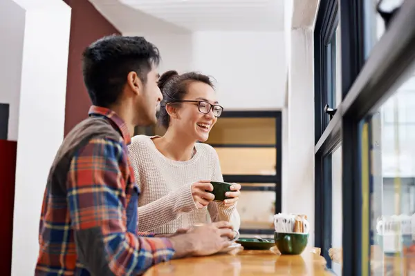 ハッピーカップル 笑って または屋内レストランで一緒にチャットするコーヒーと窓 ソーシャルボンディングやカフェテーブルで話すために幸せに笑顔の若い男女 — ストック写真