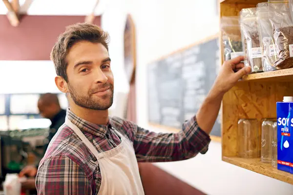 Homem Barista Retrato Por Uma Prateleira Café Com Sorriso Para — Fotografia de Stock