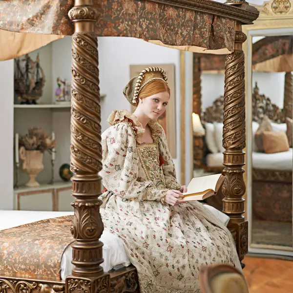 Frau Königin Und Buch Mit Porträt Für Renaissance Königliche Ästhetik — Stockfoto