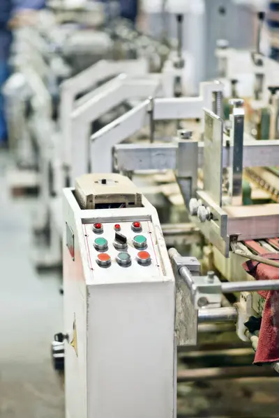 製造倉庫のシステムの技術との工場 生産および機械閉鎖 プロセスおよびプレス ボタンか生産性の構造か開発のためのパネルをかちりと鳴らして下さい — ストック写真