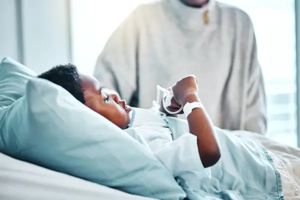 および診断の回復のための病院のベッドの医学 病気および子供 小児クリニックで負傷またはウイルス治療のために休憩しているヘルスケア 若いアフリカの子供の患者 — ストック写真