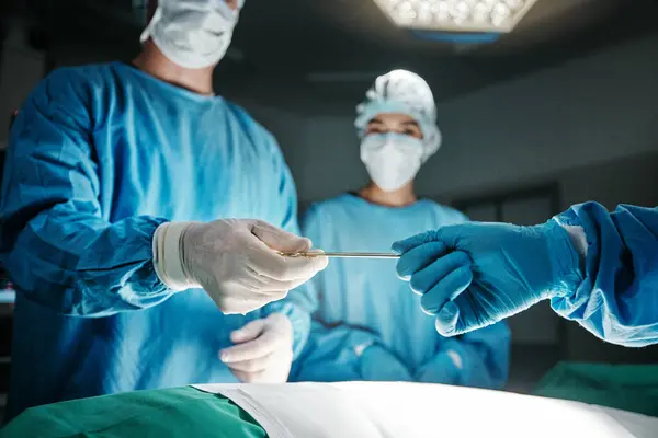 Cirurgião Mãos Bisturi Sala Cirurgia Hospital Esfoliação Ppe Procedimento Emergência — Fotografia de Stock