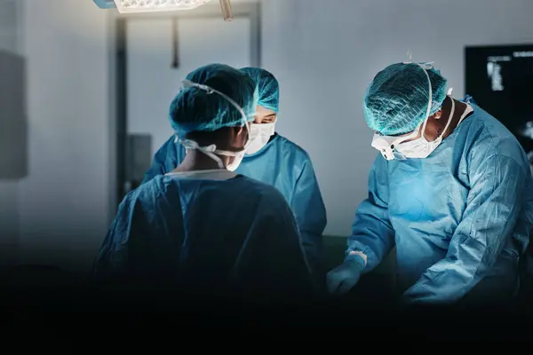 Squadra Chirurghi Persone Sala Operatoria Ospedale Scrub Ppe Aiuto Procedura — Foto Stock