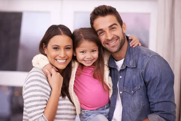Portret Rodzina Lub Uśmiech Domu Nieruchomości Lub Hipoteki Jako Wiążące — Zdjęcie stockowe