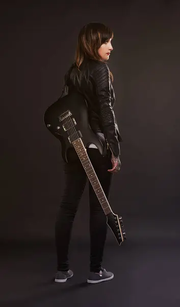 Kobieta Gitara Moda Instrument Muzyczny Dźwięk Moda Retro Styl Ciemnym — Zdjęcie stockowe