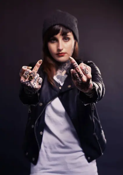Мода Портрет Женщина Средним Пальцем Татуировкой Отношением Студии Готическим Стильным — стоковое фото