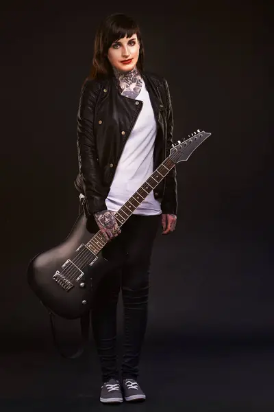 Portret Gitara Kobieta Punk Rocka Instrument Muzyk Ciemnym Tle Studio — Zdjęcie stockowe