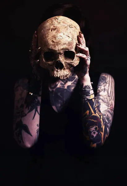 Skalle Ben Och Kvinna Med Tatuering Ateljé För Mörk Konst — Stockfoto