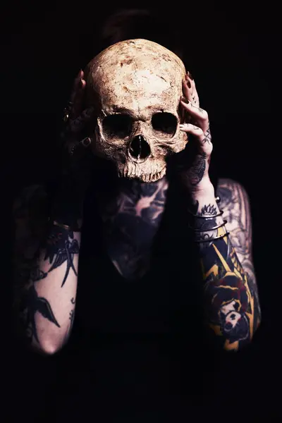 Kafatası Dövme Stüdyoda Karanlık Sanat Soyut Korku Kemik Maskeli Korkunç — Stok fotoğraf