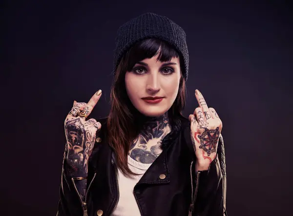 Móda Portrétní Žena Prostředníčkem Tetování Nebo Postoj Studiu Gotikou Stylem — Stock fotografie