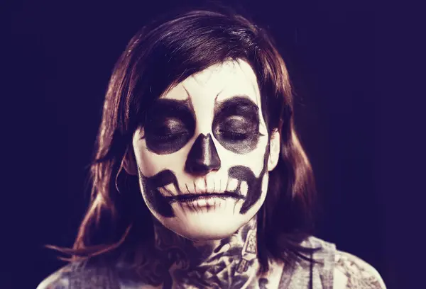Czaszka Makijaż Twarz Kobiety Czarnym Tle Festiwal Halloween Dzień Śmierci — Zdjęcie stockowe