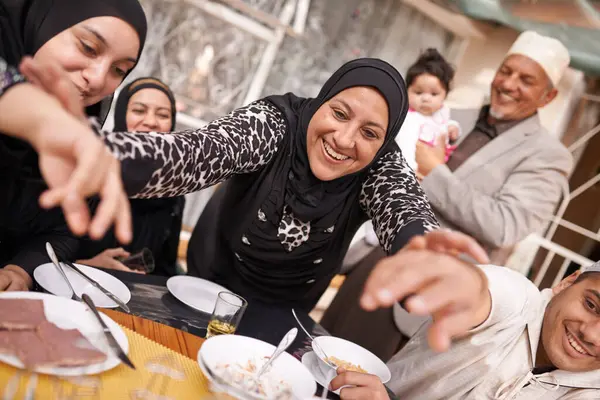 Muslimiperhe Eid Hymy Pöydällä Ruoan Kanssa Juhlia Keskustelua Syömistä Varten — kuvapankkivalokuva