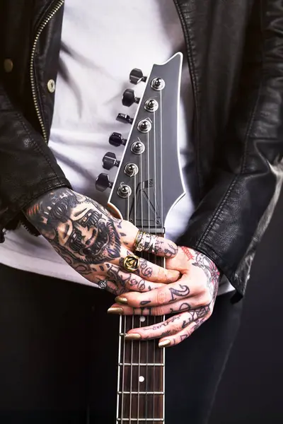 Metall Frau Und Gitarre Auf Schwarzem Hintergrund Für Rockkultur Oder — Stockfoto