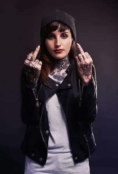 Portrét Módní Žena Prostředníčkem Tetování Nebo Postoj Studiu Gotikou Stylem — Stock fotografie