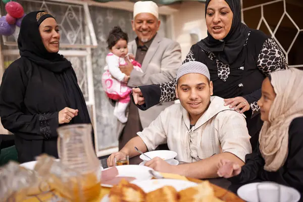 Muslimiperhe Eid Lounas Pöytä Pöydältä Ruoan Kanssa Juhlia Keskustelua Syömistä — kuvapankkivalokuva